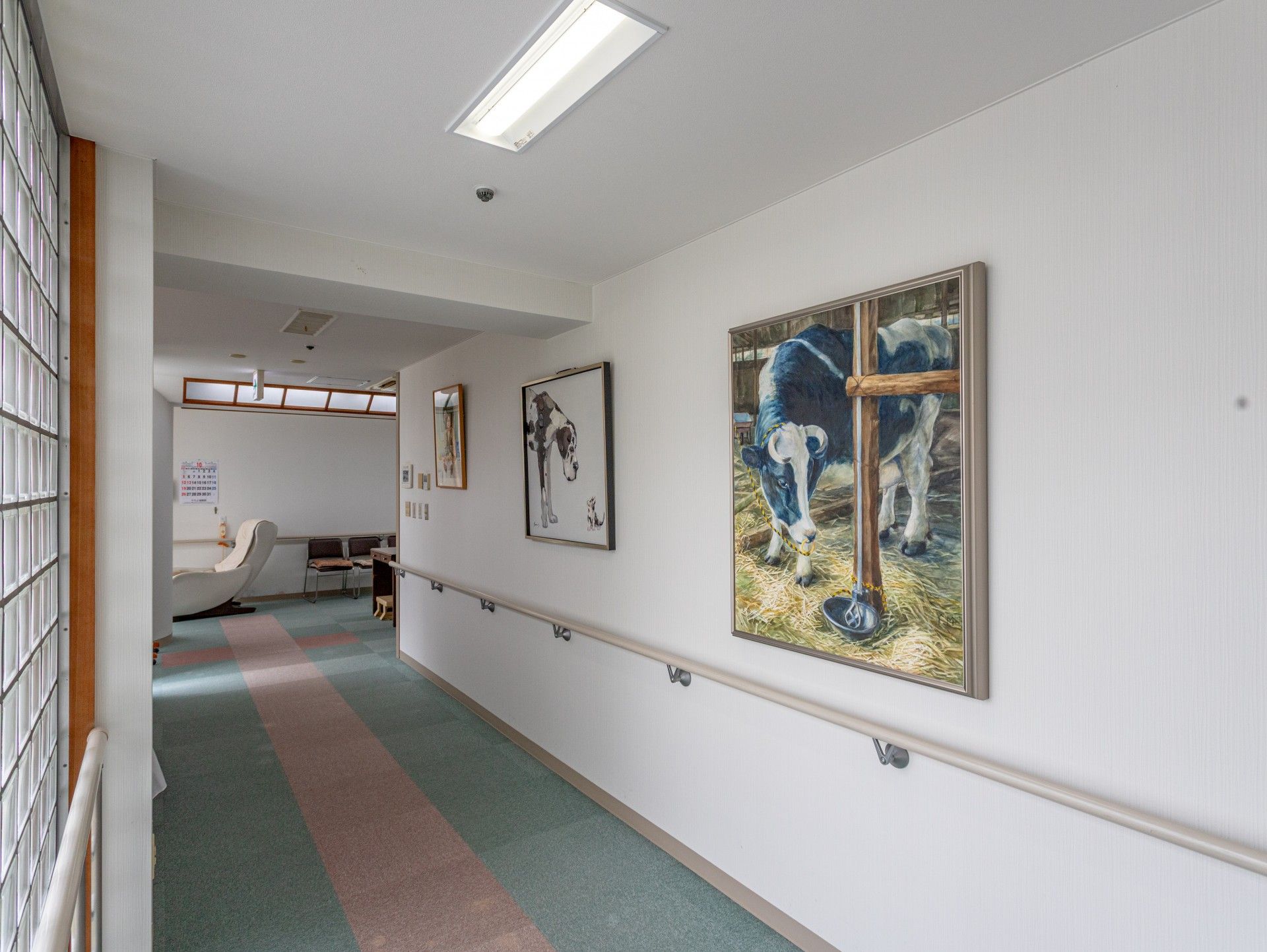 絵画が飾られた廊下