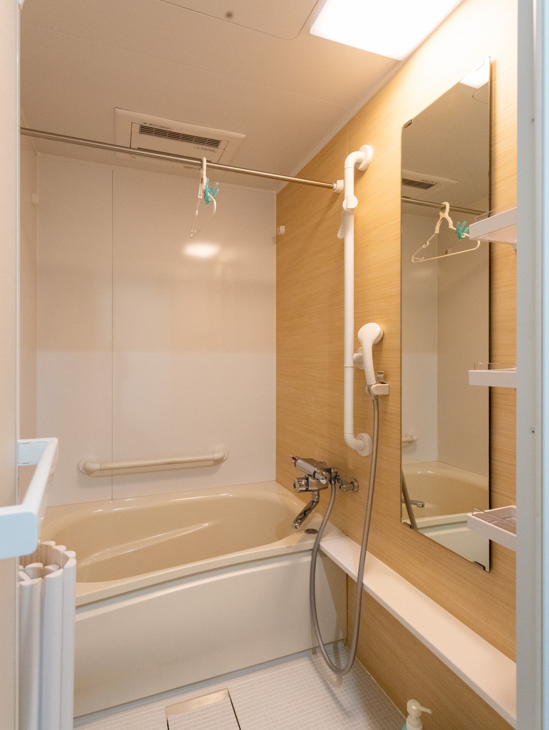 手すり付きの浴室