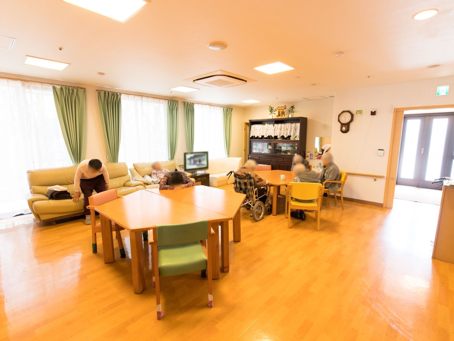 窓が多く、広々としたフローリングである。テレビが完備されている。座り心地の良いソファが置かれている。