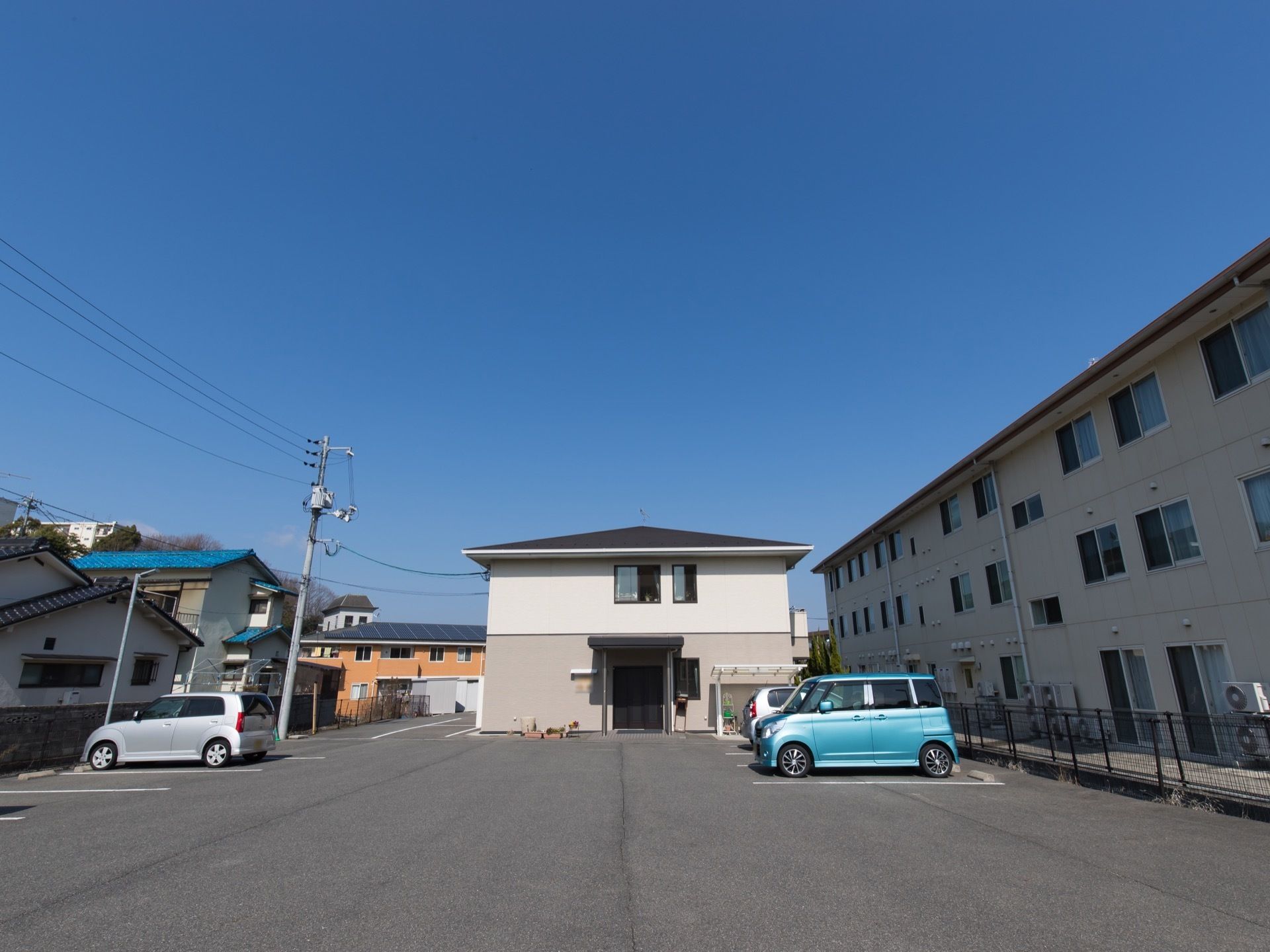 広々とした駐車場が完備されている。２階建ての建造物である。玄関には屋根がついている。視界を遮る建物がない。