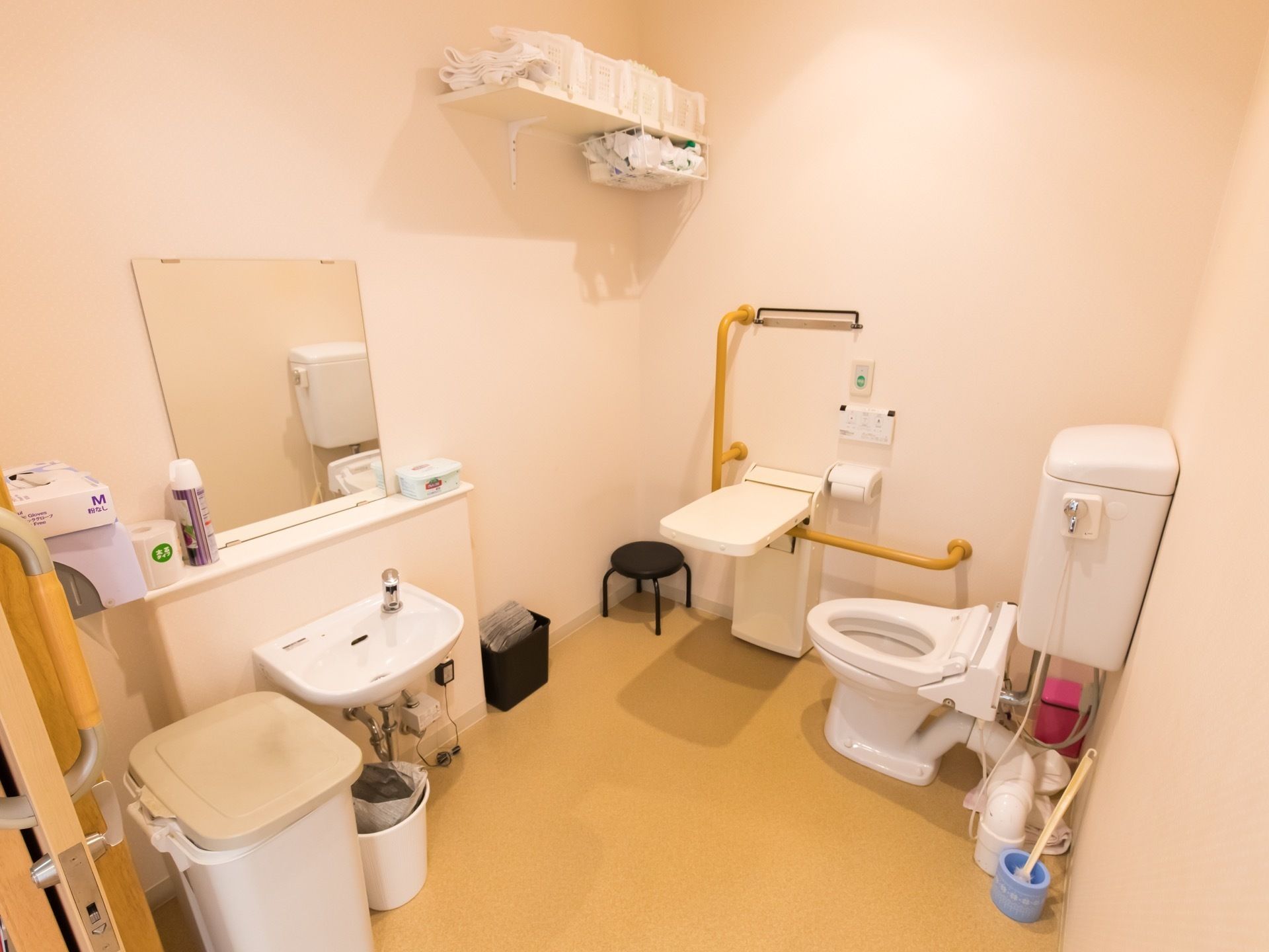 トイレは広いスペースになっており、手すりもしっかりと設置されている。ごみ箱なども整頓して置かれている。