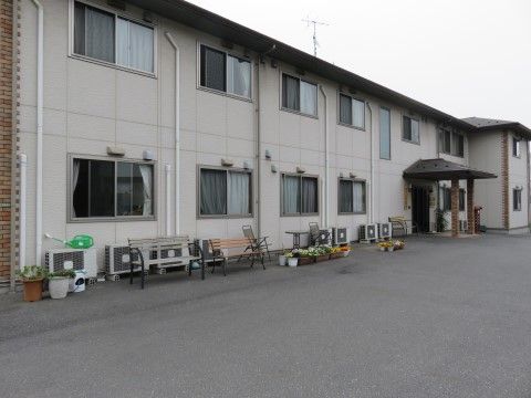 施設は、白で統一されたシンプルな外観となっている。1階と2階には、たくさんの入居者様用の居室が設けられている。