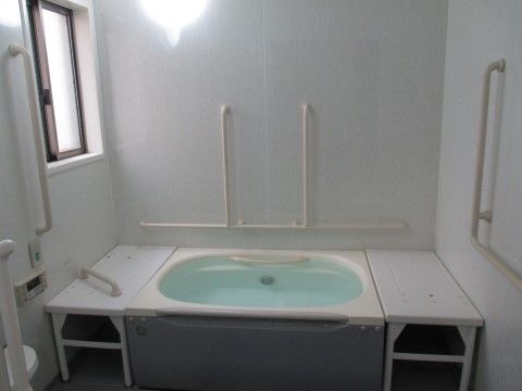 浴室は、白を基調とした清潔感のある内装となっている。奥には、1人で入るのに充分の広さのある浴槽が設置されている。