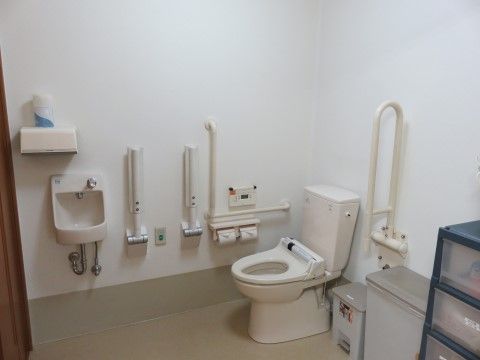 トイレは広く、車椅子に乗ったまま入ることができる。壁には、たくさんの手すりと非常用のボタンが設置されている。