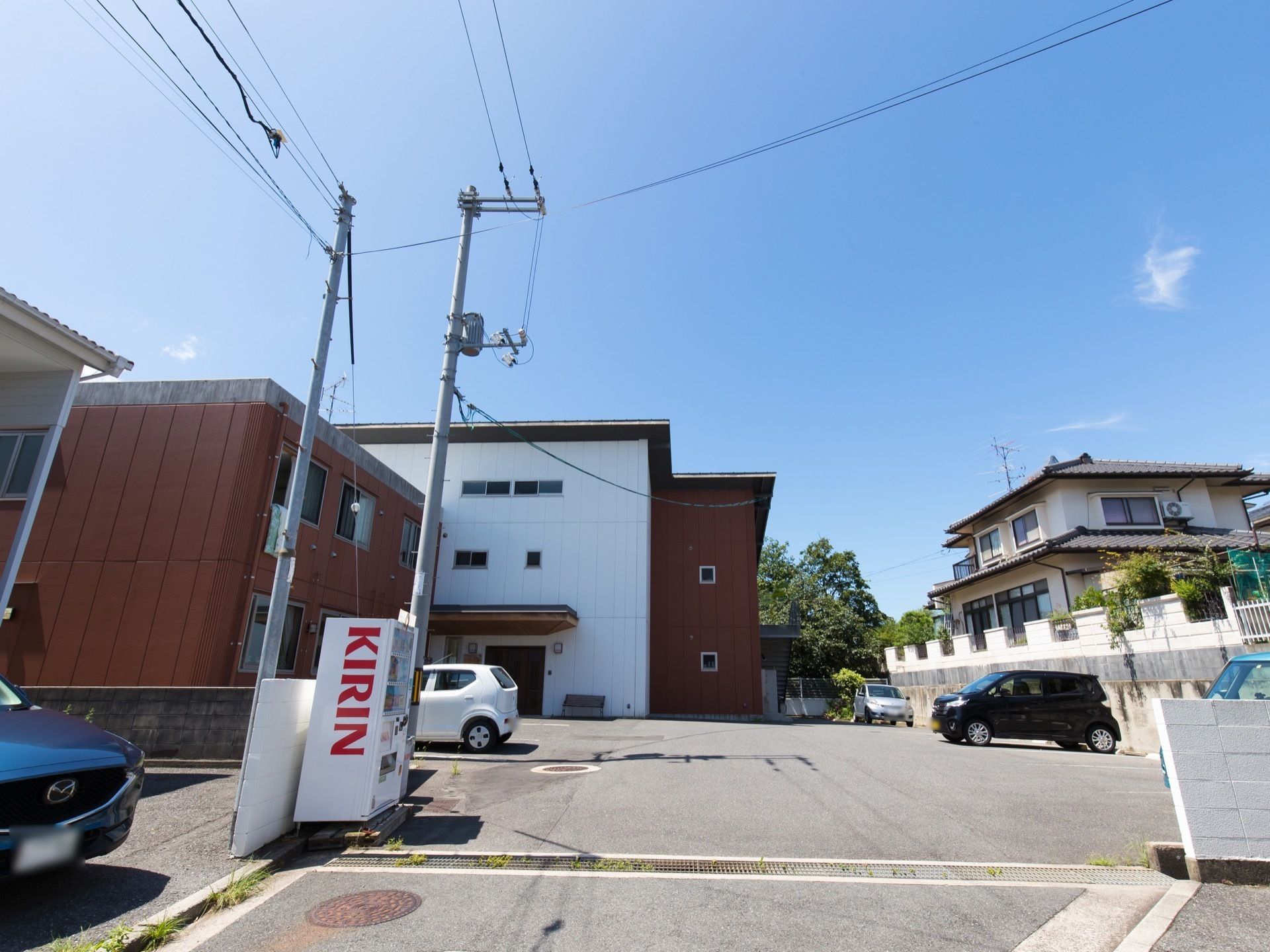 館内へ入る際に余計な段差がないため、歩行可能な方だけでなく、車椅子をご利用の方でもスムーズに移動ができる。