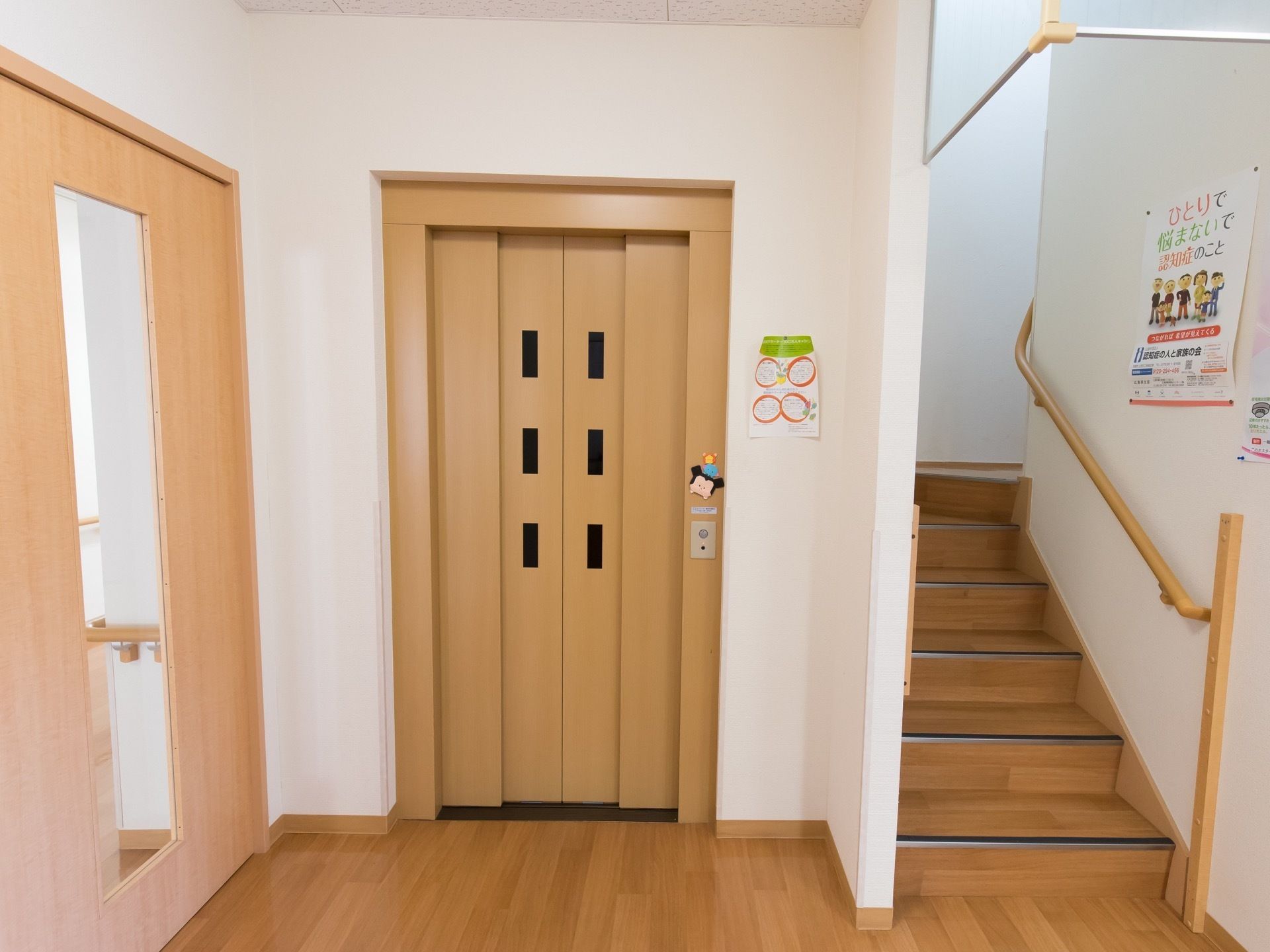 入居者様の移動に便利なエレベーターが設置されている。高級感あふれるデザインが落ち着いた雰囲気を出している。