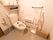 広さを確保し、移動のしやすいトイレには温水洗浄便座器が完備されている。手すり、体勢補助の器具が設置されている。