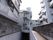 らせん階段が備えつけられた、3階建ての施設である。館内へと続く通路は、なだらかなスロープになっている。