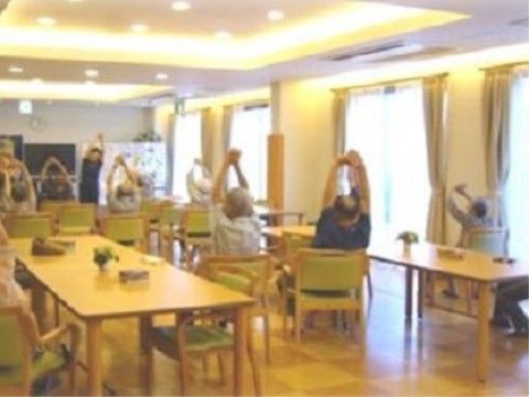 椅子やテーブルのある共有スペース