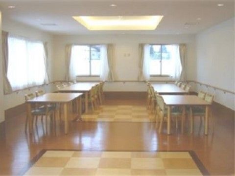 椅子とテーブルがある食堂