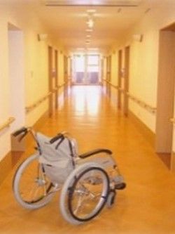 手すりが設置されている廊下