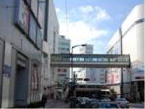 最寄り駅から施設までは徒歩３分圏内という便利な立地。駅前には、施設にお越しになる前や後にお立ち寄りいただける商業施設も多い。