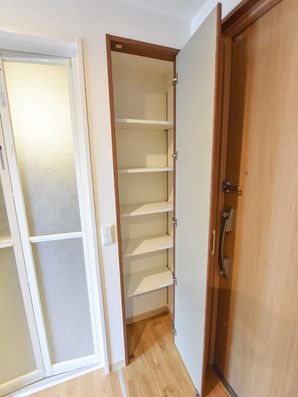 玄関そばの収納スペース