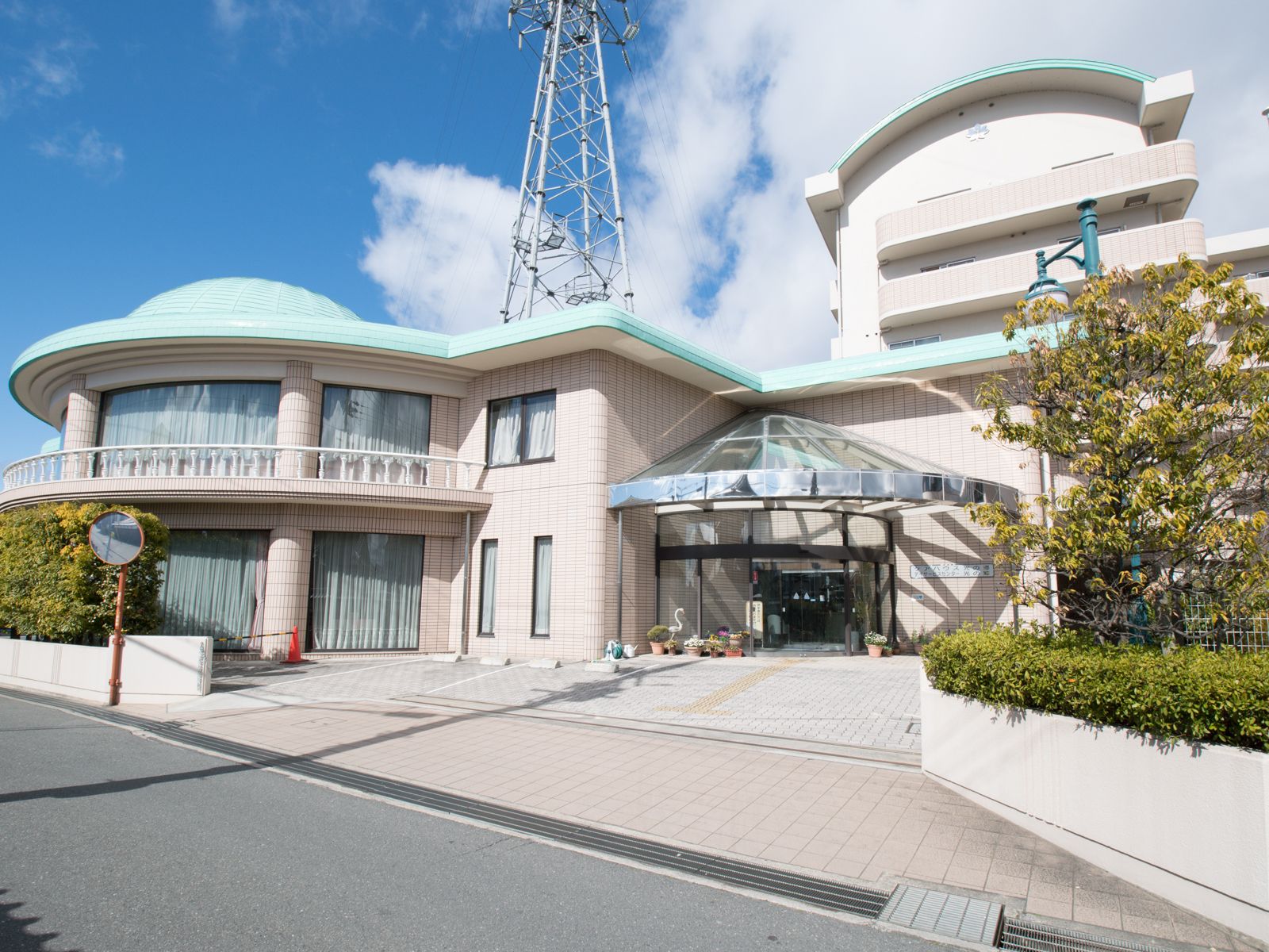 建物周辺に緑を配した、施設の外観。