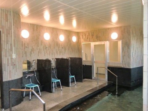 シャワーチェアーを完備した広々とした大浴場。
