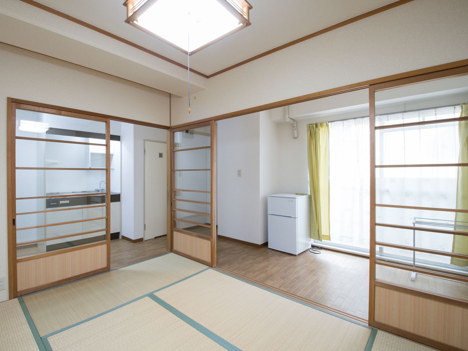 キッチンを完備した、家庭的な和室タイプの居室。