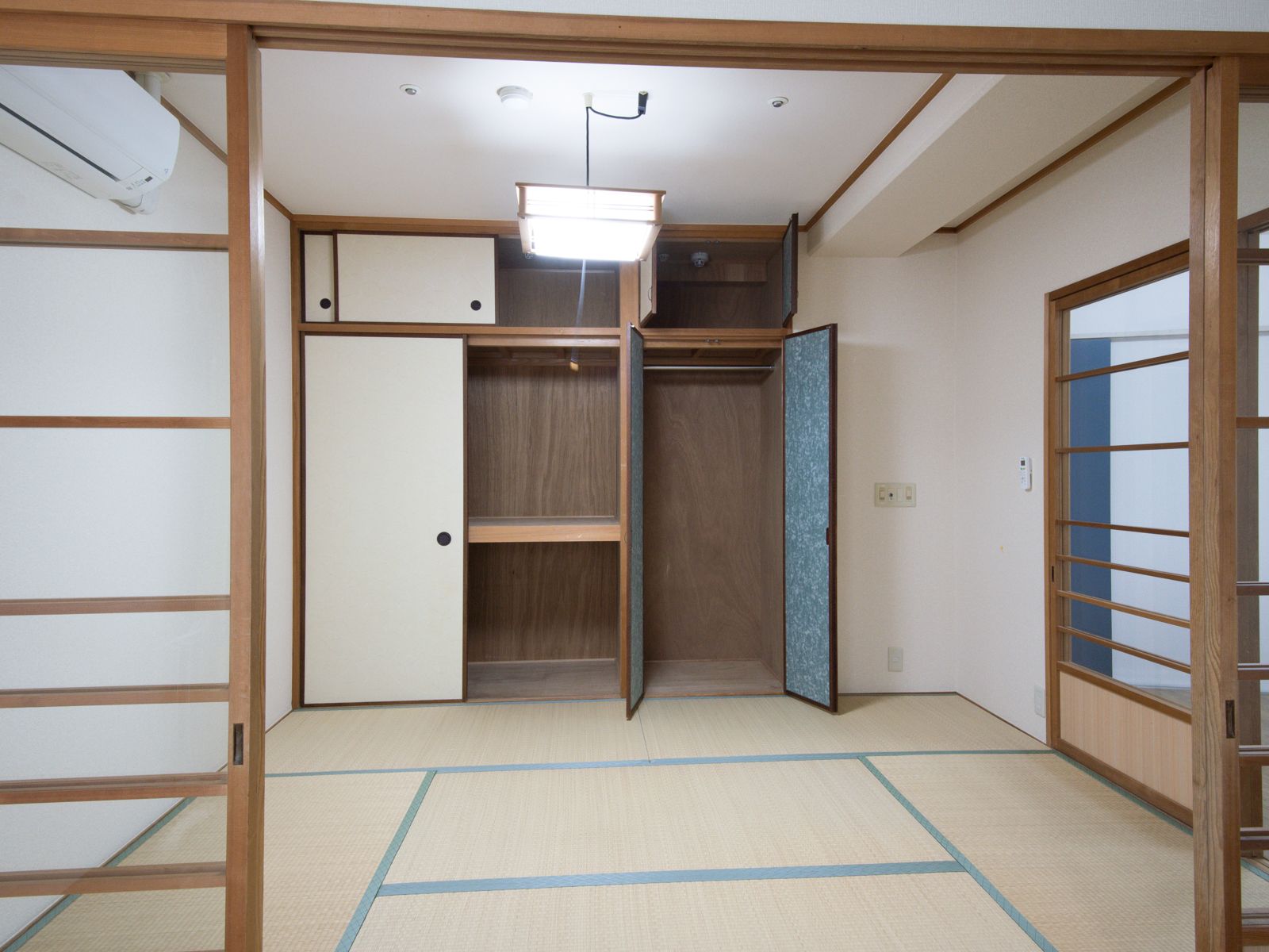 押入れを設けた、畳の和室。