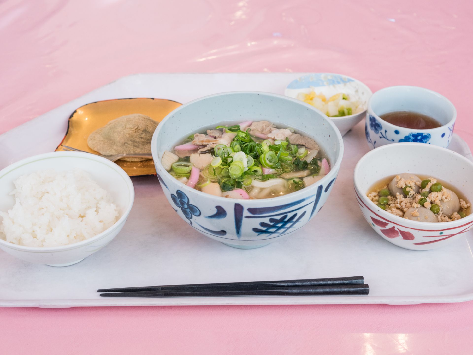 器にもこだわった、見た目も美味しいお食事。