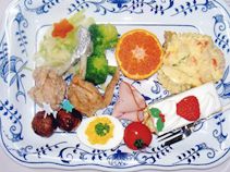 ハムやミートボール、ポテトサラダやみかんのデザート
