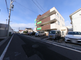 都市の静かな介護施設外観
