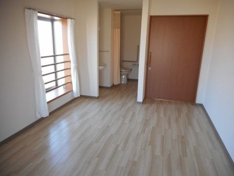 室内にトイレと洗面台が揃っている、安全柵付の窓がある居室