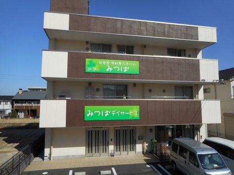 ３階建ての鉄骨造りの建物の前にはすぐ駐車スペースが用紙されている。静かで見晴らしの良い立地となっている。