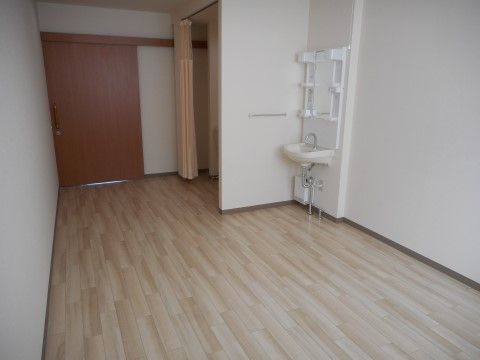 ワンルームタイプの居室には、トイレや洗面台、エアコンが完備され、快適に暮らせる環境が整えられている。