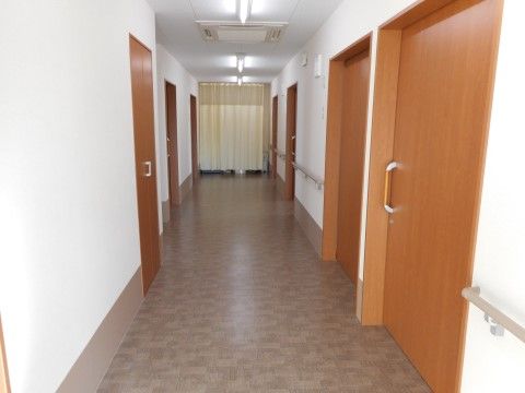 各部屋のドアは引き戸タイプ。しっかりとドアで仕切られており、プライベートにも配慮されている。全９室の少人数制となっている。