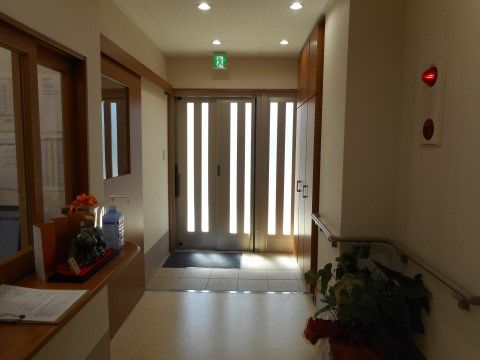 玄関は車椅子でも通行できる幅があり、すべての方が安全で快適に利用できるようフラットに設計されている。