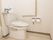 トイレは温水洗浄便座である。壁には手すりと緊急コールが低めについていて、入居者様の安全面が徹底されている。