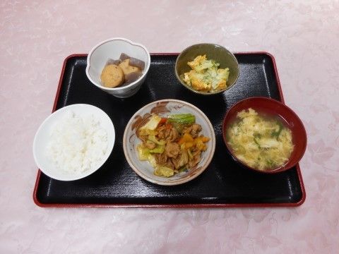 メインが肉料理の、汁物やご飯、副菜が盛り付けられたお膳