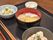 施設内のキッチンで作られる食事である。メインのにゅうめんにはかまぼこと卵焼きが載っている。他にご飯、副菜、デザートがある。
