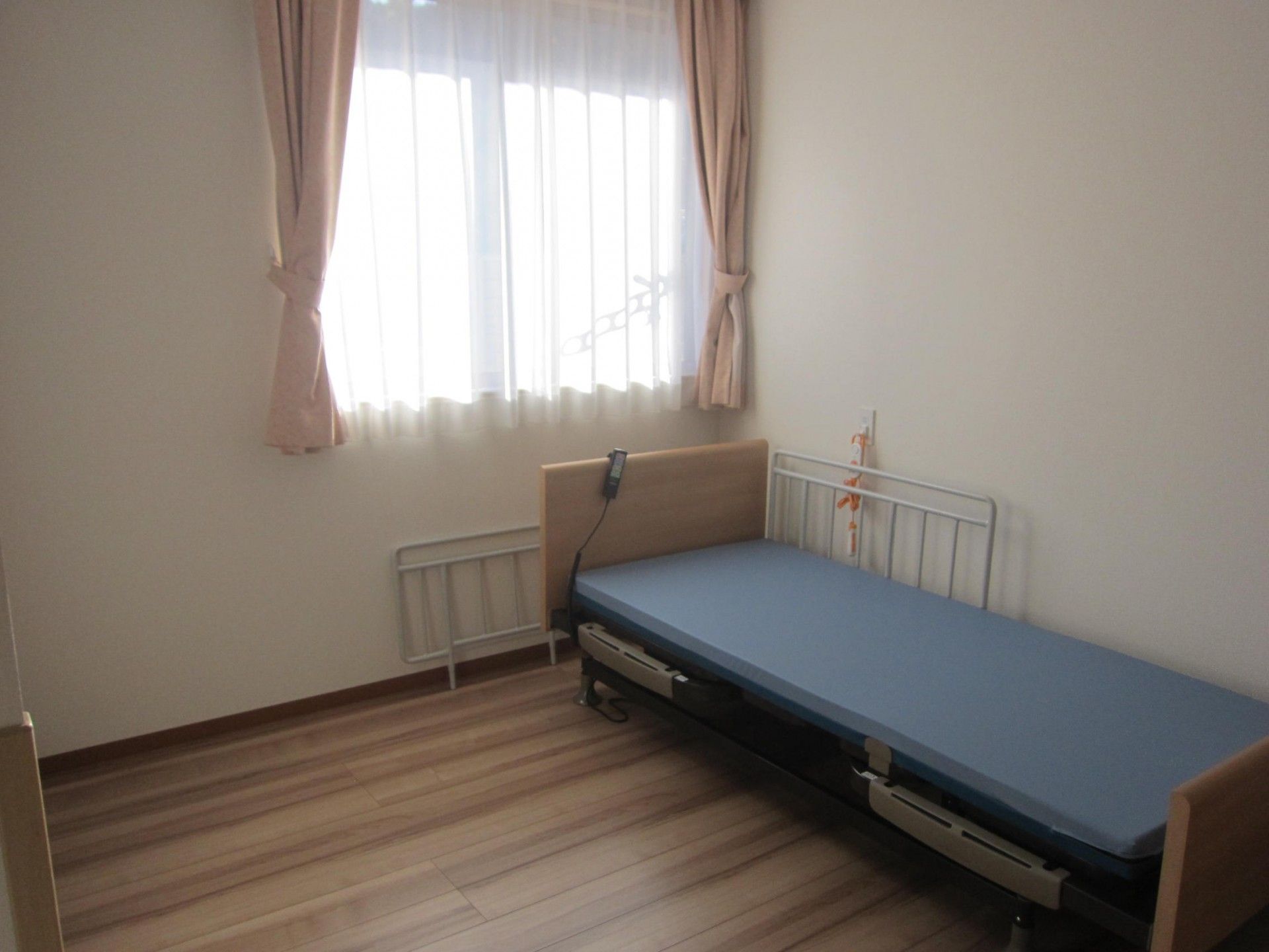 食堂と対面に設置されている、調理器具の揃っているシステムキッチン