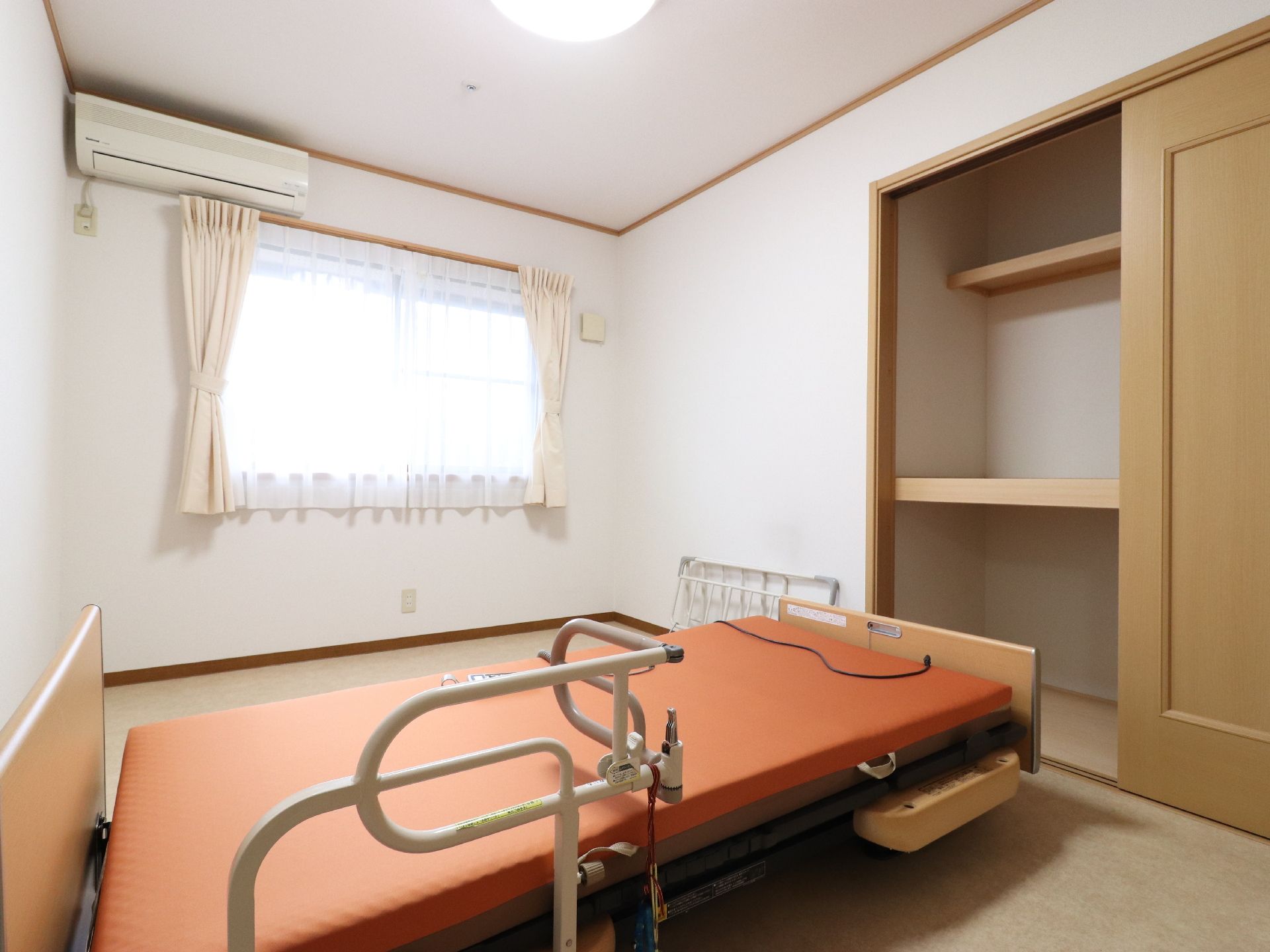 居室には、介護ベッド、エアコン、押入れが付いている。押入れは広いが奥行きがあまり深くないので、使いやすい。