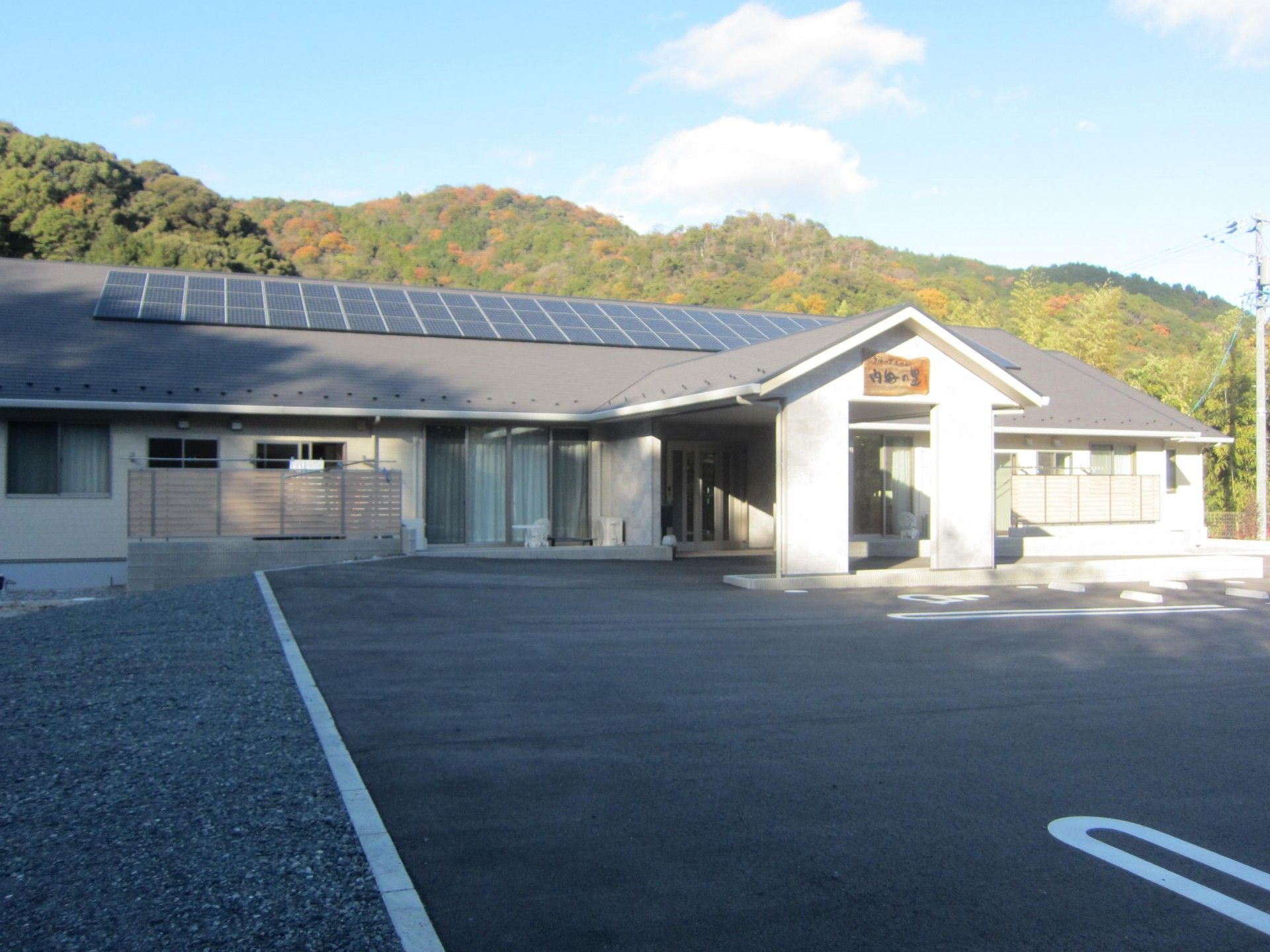 庭の正面の部屋は食堂である。広い掃き出し窓があり、外の庭の木々や咲いている花々を眺めることができる。