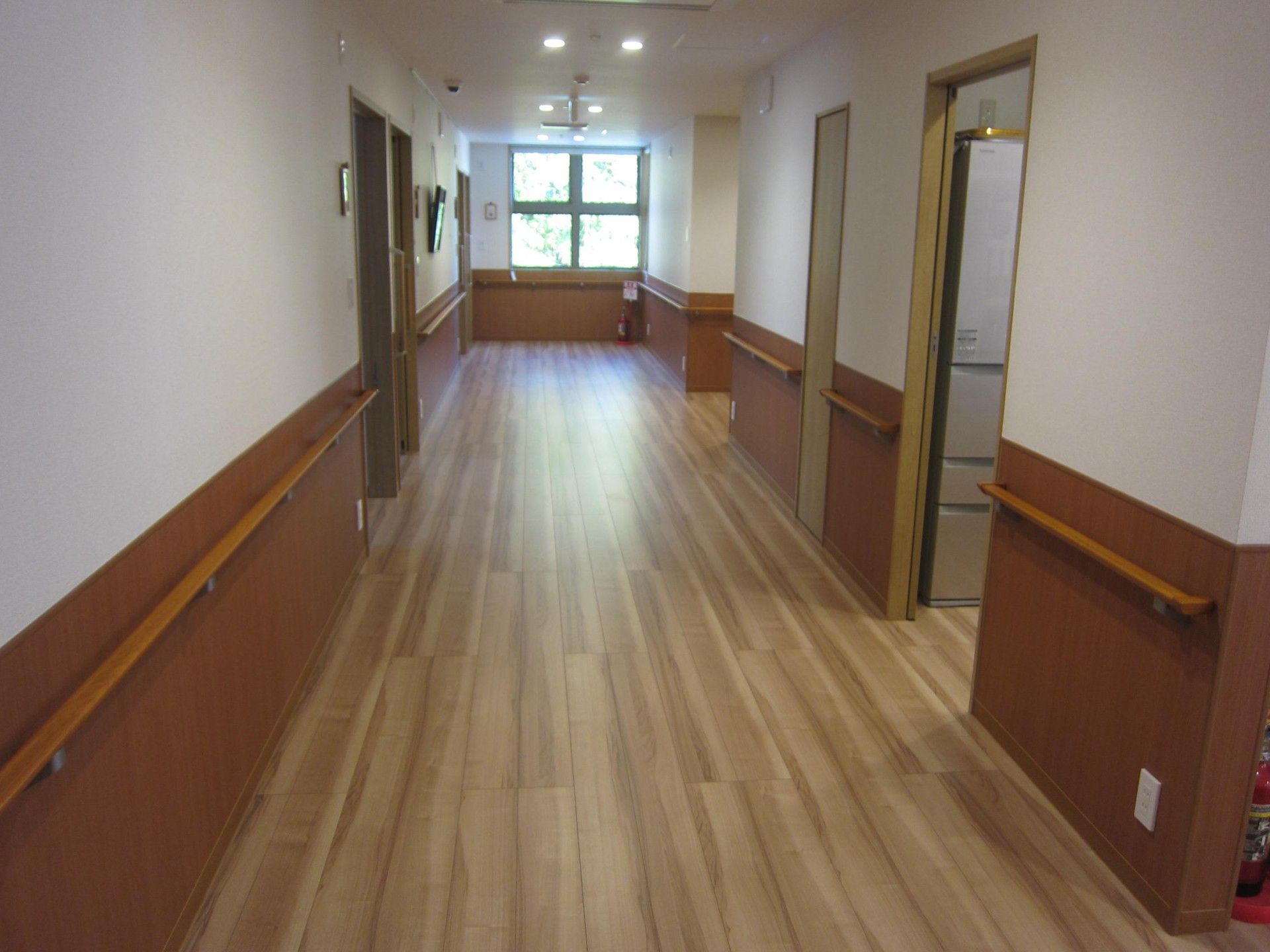 テーブルが二つ並んでいる、テレビの設置されたリビング