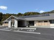 広い駐車場のある建物