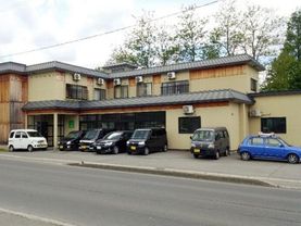 シニアガーデン幸畑の外観。玄関前まで車を乗り入れ可能で、何台も駐車できるスペースを完備している。