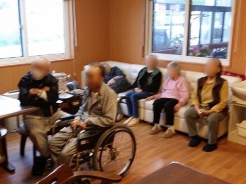シニアガーデン幸畑の日常風景。車いすをご利用の方も容易に移動できるスペースを完備している。