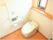 ゆとりを持った広さのあるトイレにはしっかりとしたＬ字型の手すりを設置しており、立ち座りも安心してできる。
