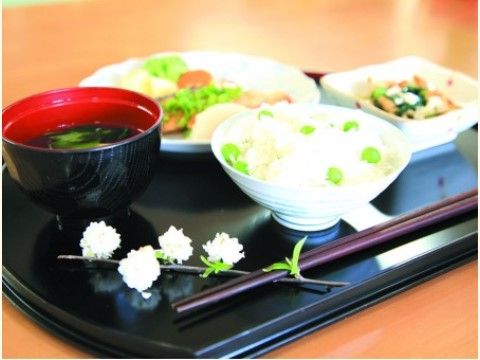 季節感じる食材を使った、黒いお盆に料理が盛り付けてあるお膳