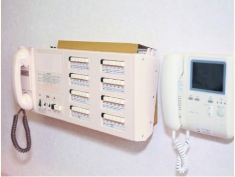 スタッフが常駐する部屋には、入居者様からの緊急アラームに即座に対応できるよう、一目でわかる装置を設置している。