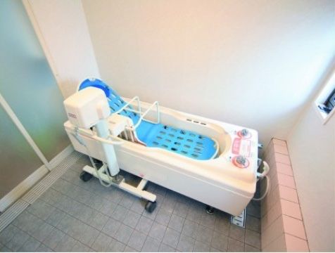 おひとりでの入浴が難しい入居者様にも対応できる介護浴槽を完備した浴室がある。スタッフのサポートにより安心して入浴できる。