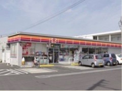 コンビニが施設の近くにあるので、ちょっとした買い物に、時間を気にせず利用できる。散歩の途中にも立ち寄りやすい。