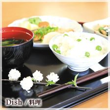 豆ごはんと味噌汁がセットになった和食