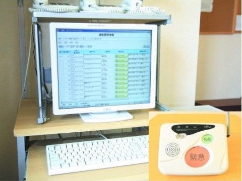 居室にあるナースコールと、デスクトップ型のパソコン