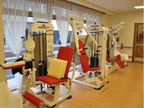 大きな窓がある部屋に並んでいる、健康管理のための運動器具