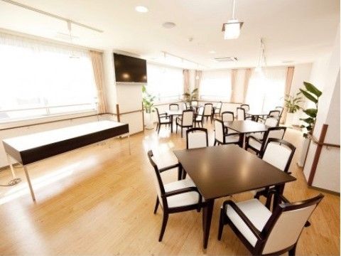 食堂は広々としているのでリビングとしても使用している。通路は広く設けてあるので、車椅子をご利用の方も移動が楽にできる。