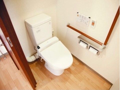 居室にはトイレが完備されているので、プライバシーを確保して過ごすことができる。自分のペースで生活することが可能。