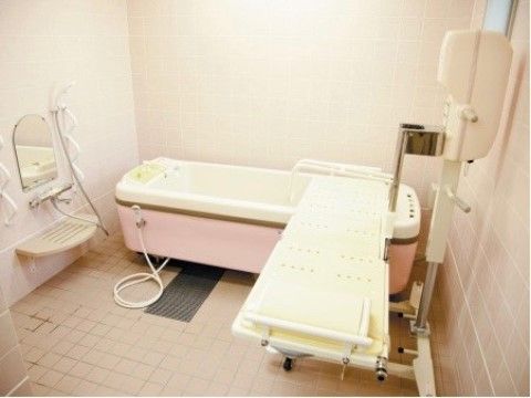 介護度の高い方用の介護入浴装置が設置してある。機械が昇降を補助してくれるので、安全に入浴を楽しむことができる。